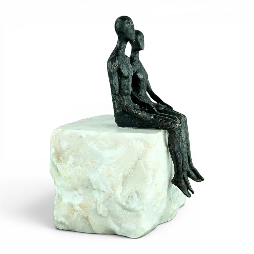 Bronzeskulptur „Just the Two of Us“ - Paar auf Natursteinsockel