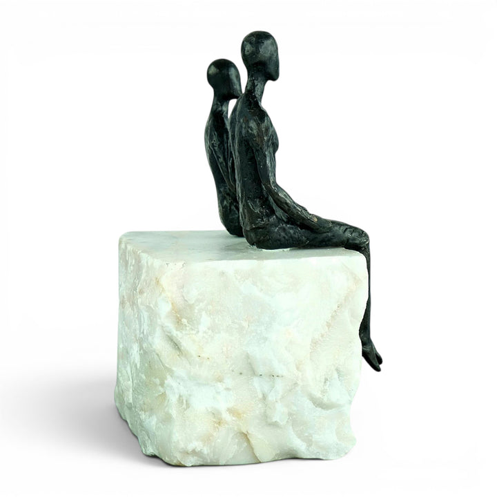 Bronzeskulptur „Just the Two of Us“ - Paar auf Natursteinsockel