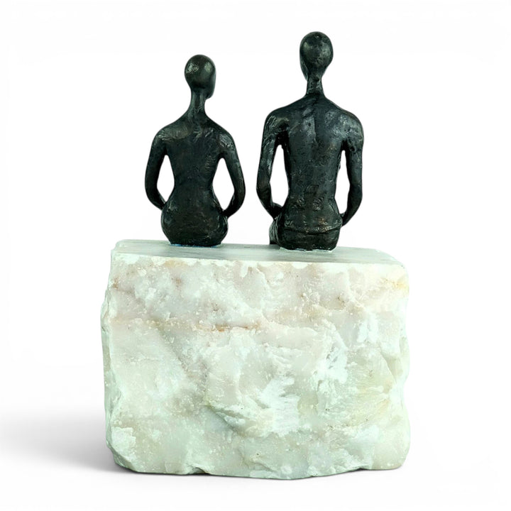 Bronzeskulptur „Just the Two of Us“ - Paar auf Natursteinsockel
