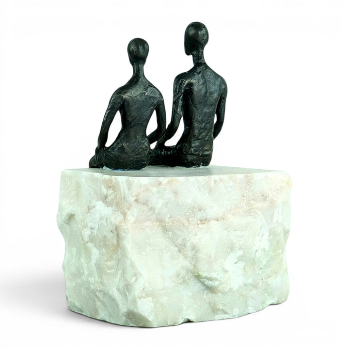Bronzeskulptur „Just the Two of Us“ - Paar auf Natursteinsockel
