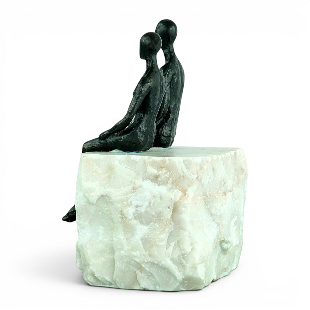 Bronzeskulptur „Just the Two of Us“ - Paar auf Natursteinsockel