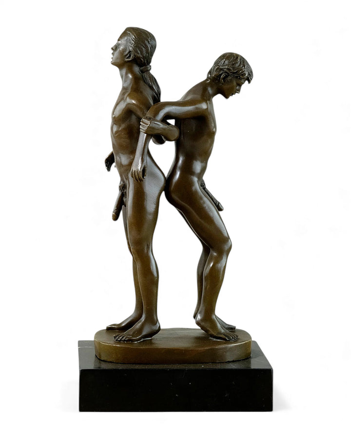 Bronzeskulptur eines männlichen Paares, das Rücken an Rücken steht