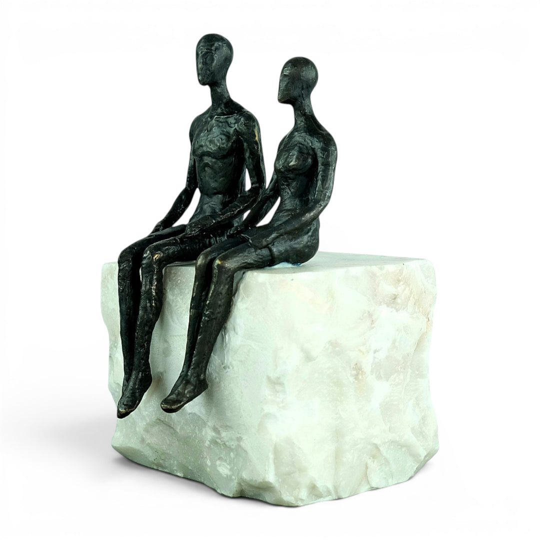 Bronzeskulptur „Just the Two of Us“ - Paar auf Natursteinsockel