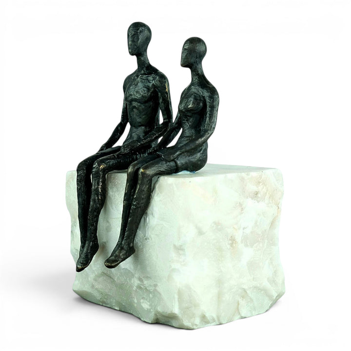 Bronzeskulptur „Just the Two of Us“ - Paar auf Natursteinsockel