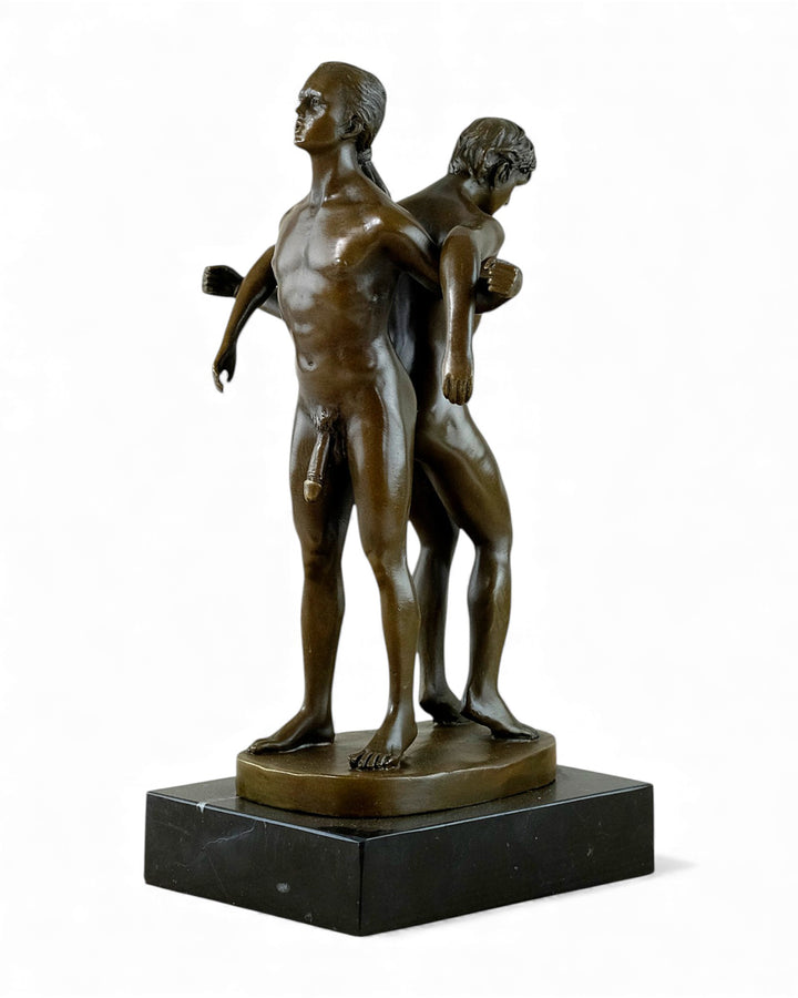 Bronzeskulptur eines männlichen Paares, das Rücken an Rücken steht