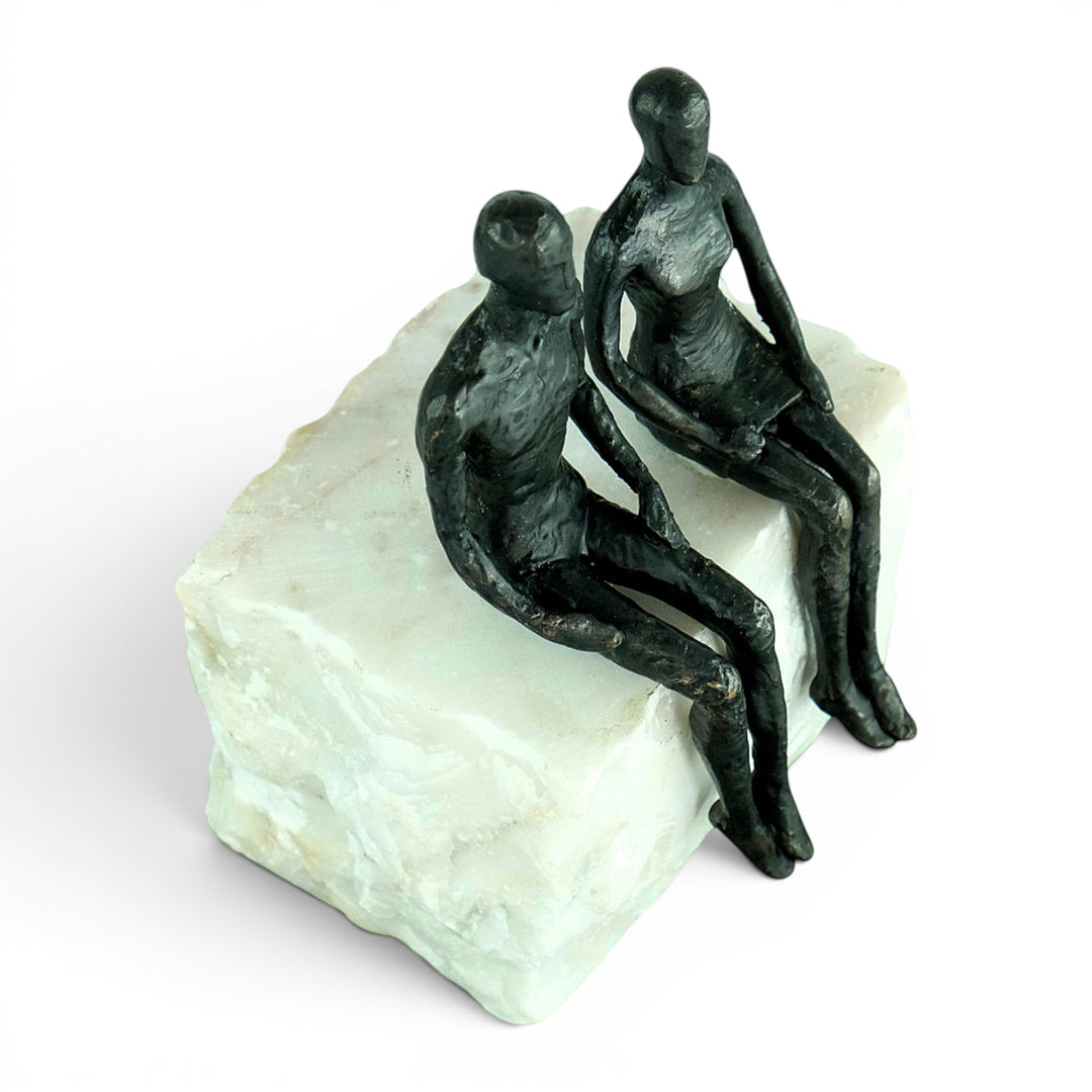 Bronzeskulptur „Just the Two of Us“ - Paar auf Natursteinsockel