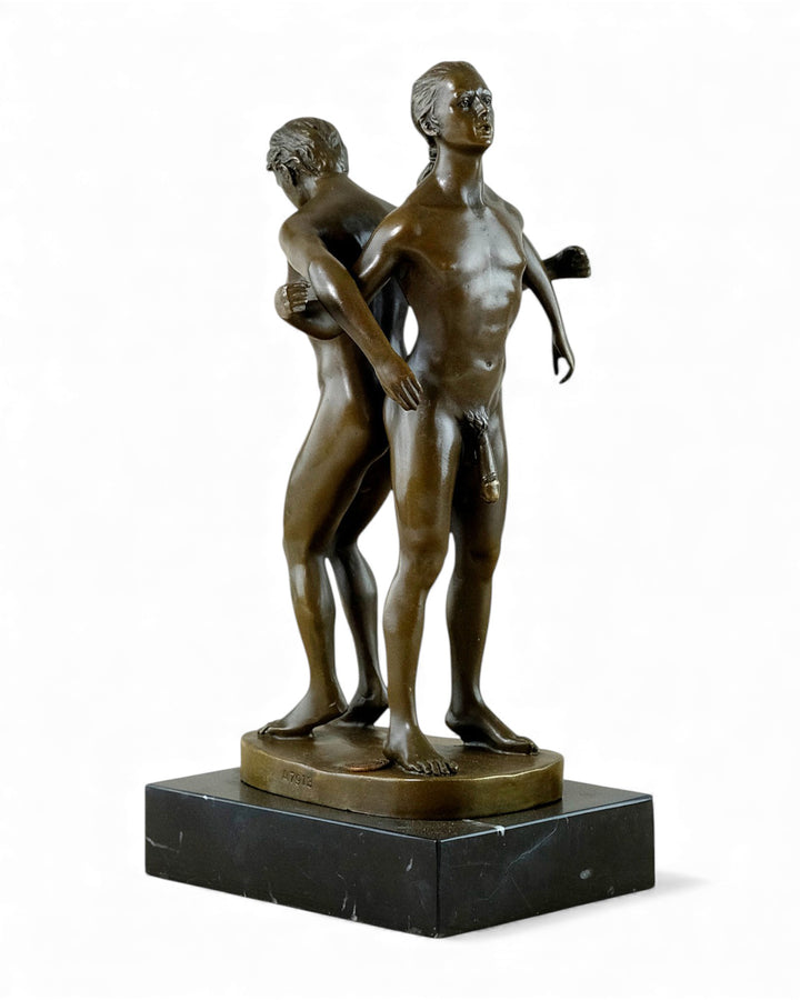 Bronzeskulptur eines männlichen Paares, das Rücken an Rücken steht