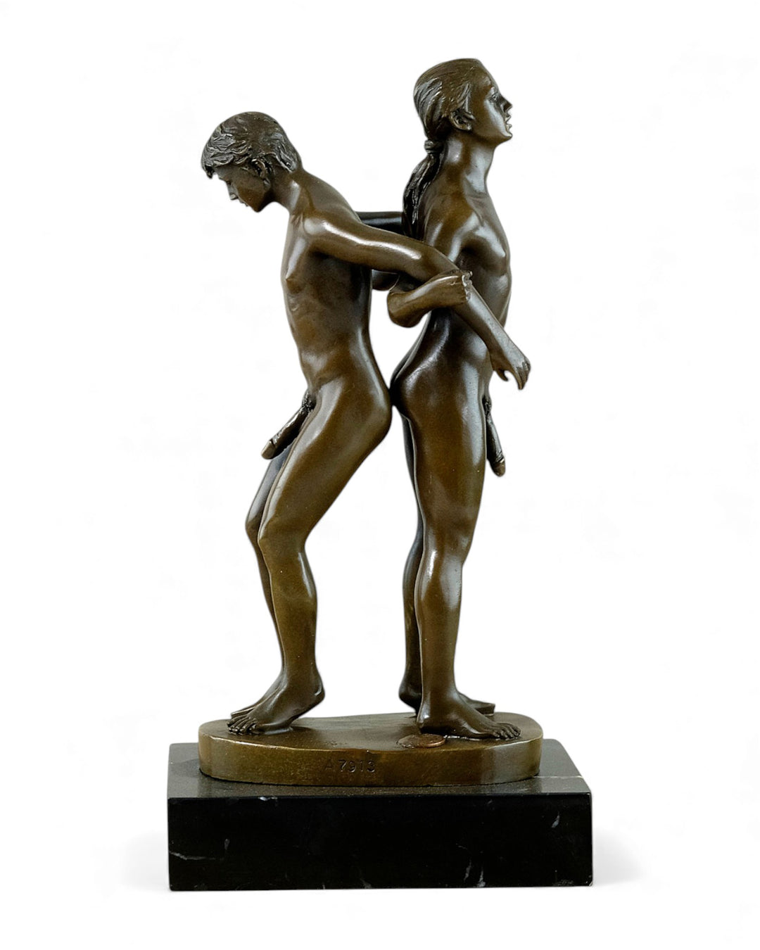 Bronzeskulptur eines männlichen Paares, das Rücken an Rücken steht