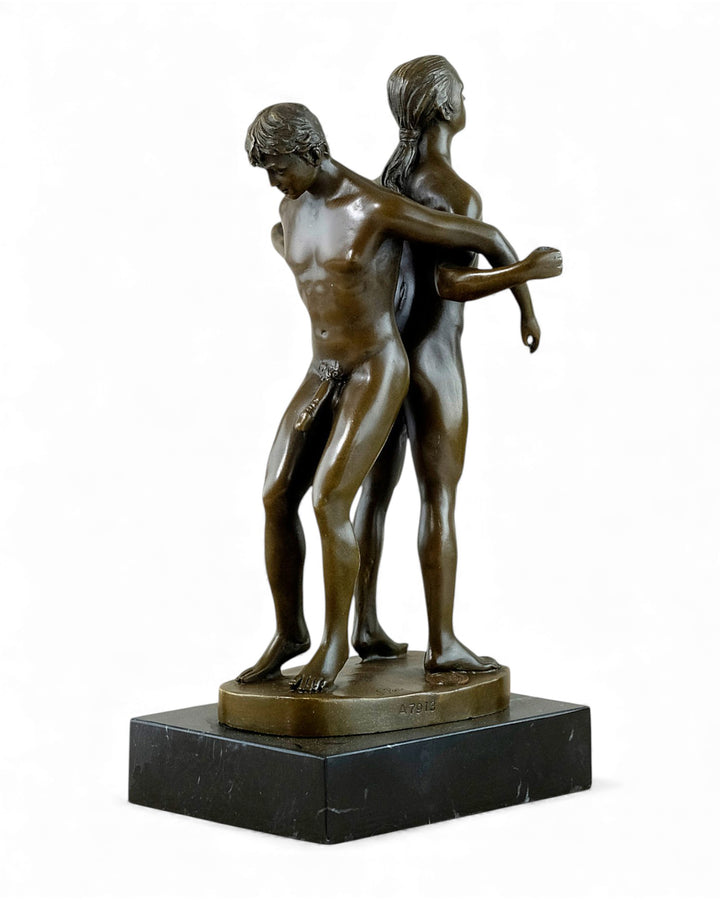 Bronzeskulptur eines männlichen Paares, das Rücken an Rücken steht