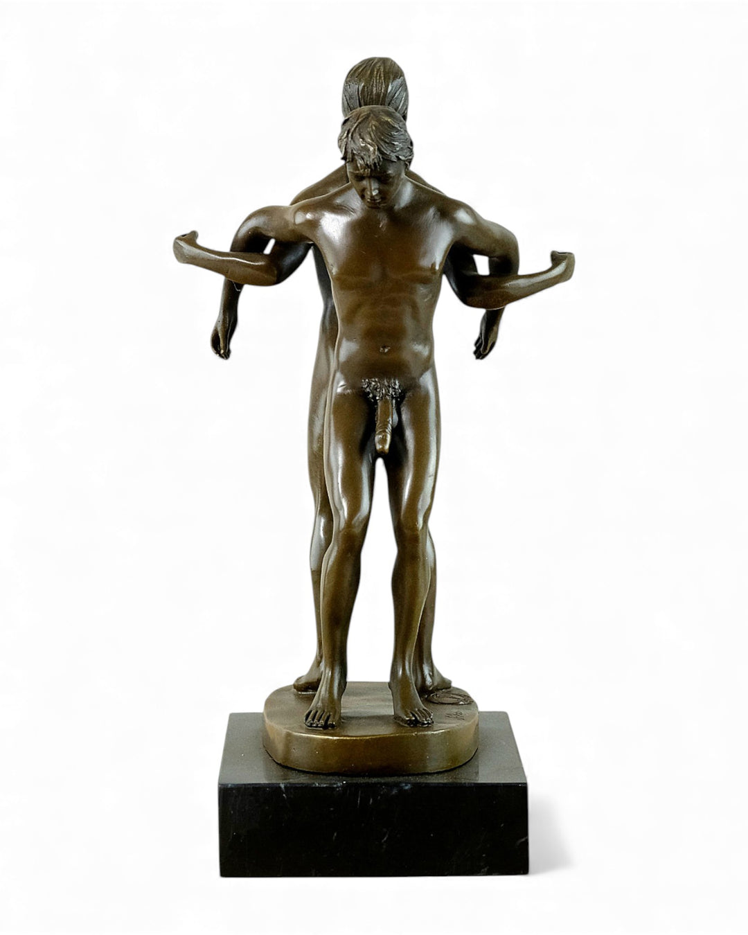 Bronzeskulptur eines männlichen Paares, das Rücken an Rücken steht