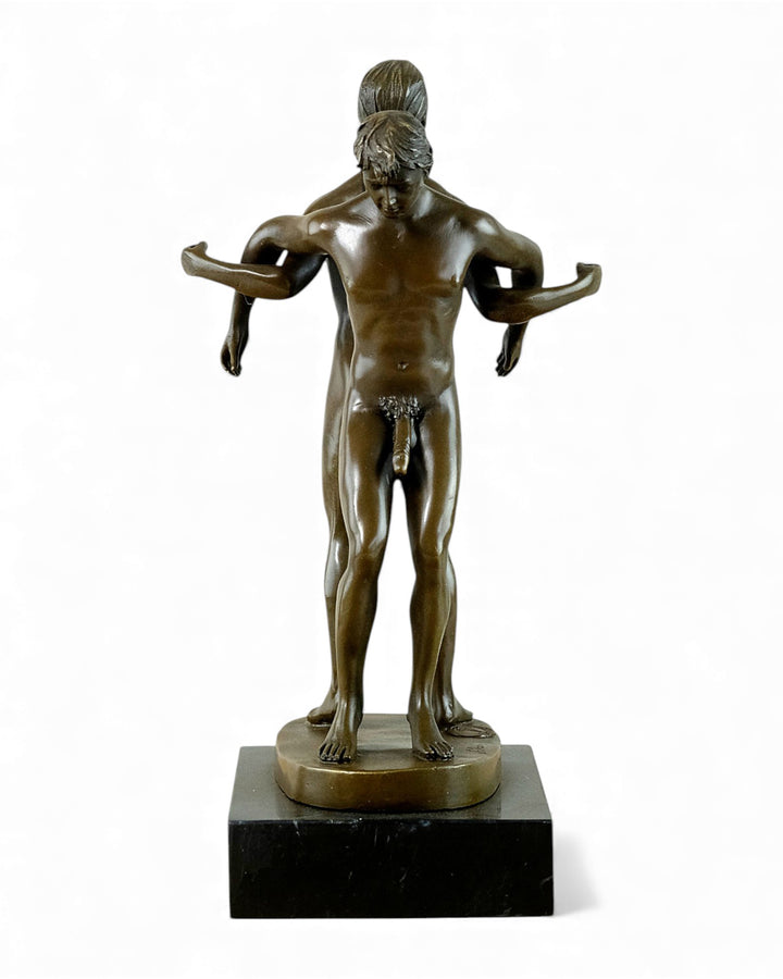 Bronzeskulptur eines männlichen Paares, das Rücken an Rücken steht