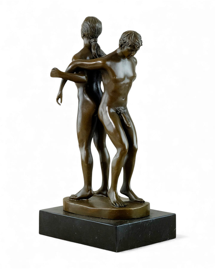 Bronzeskulptur eines männlichen Paares, das Rücken an Rücken steht
