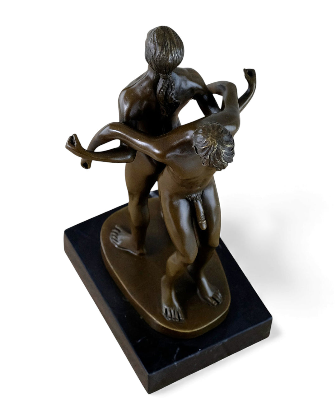 Bronzeskulptur eines männlichen Paares, das Rücken an Rücken steht