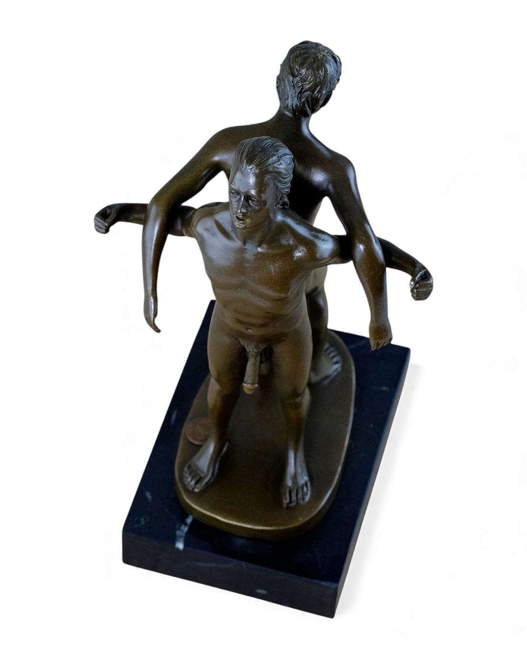 Bronzeskulptur eines männlichen Paares, das Rücken an Rücken steht