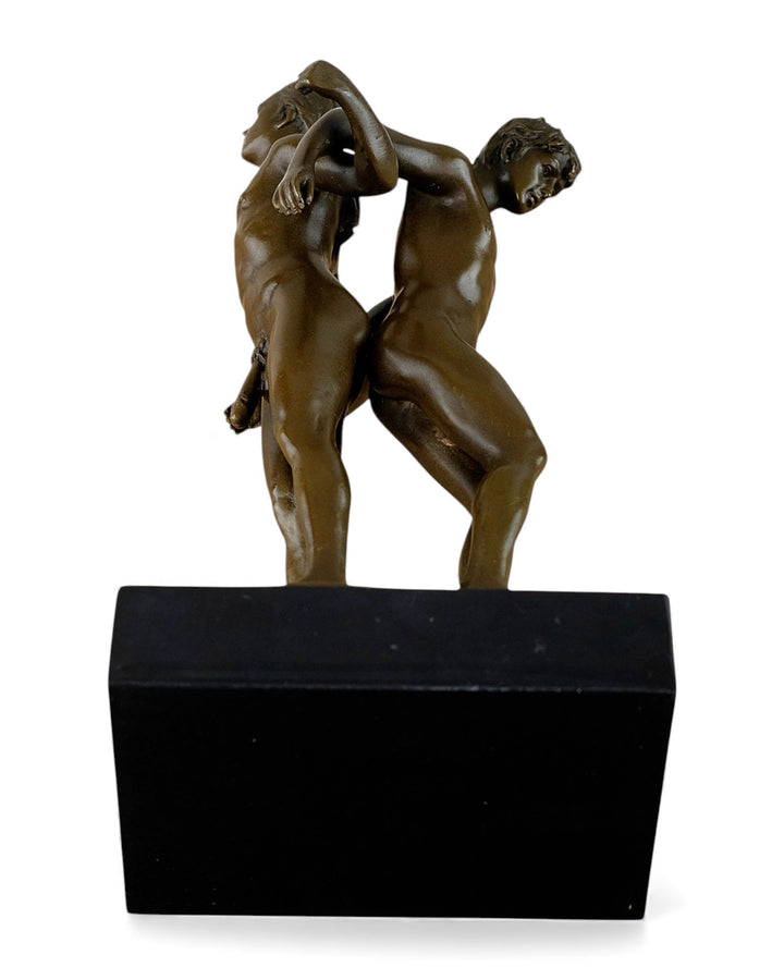 Bronzeskulptur eines männlichen Paares, das Rücken an Rücken steht