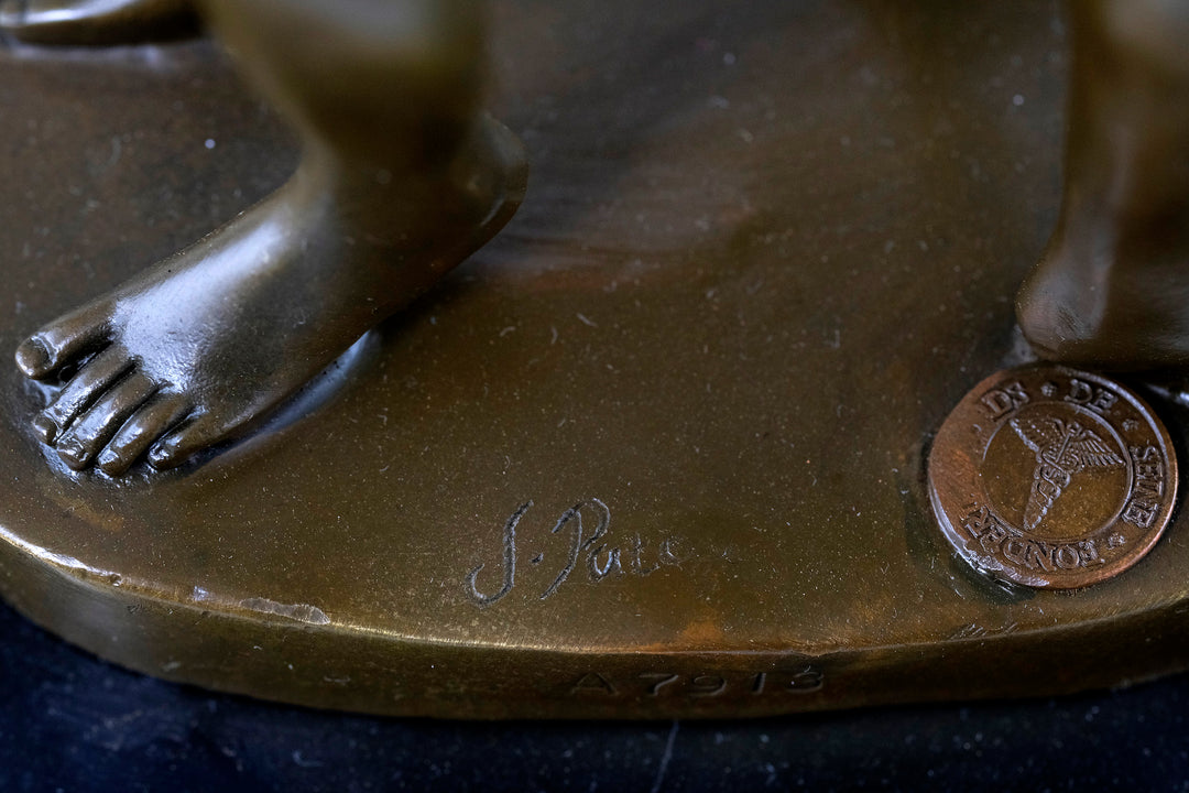 Bronzeskulptur eines männlichen Paares, das Rücken an Rücken steht