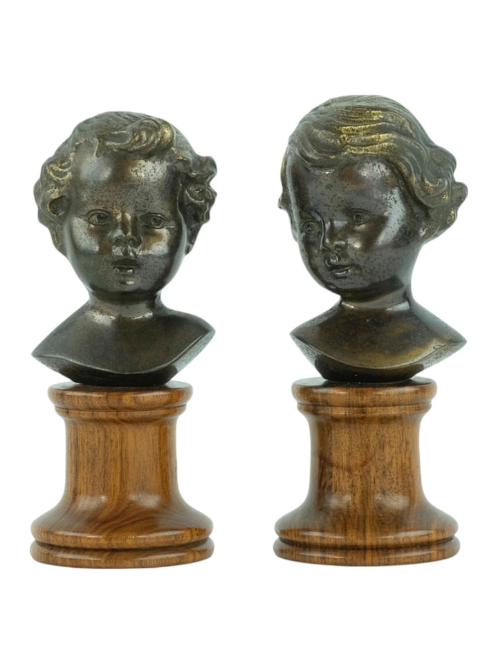 Ensemble de bustes anciens en bronze d'un garçon et d'une fille