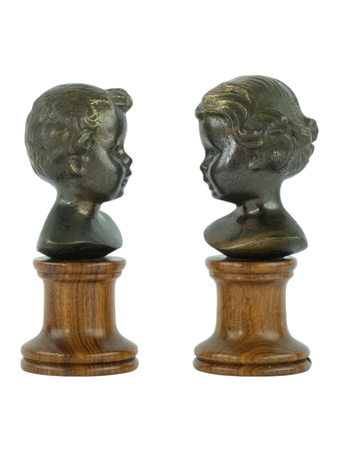 Ensemble de bustes anciens en bronze d'un garçon et d'une fille