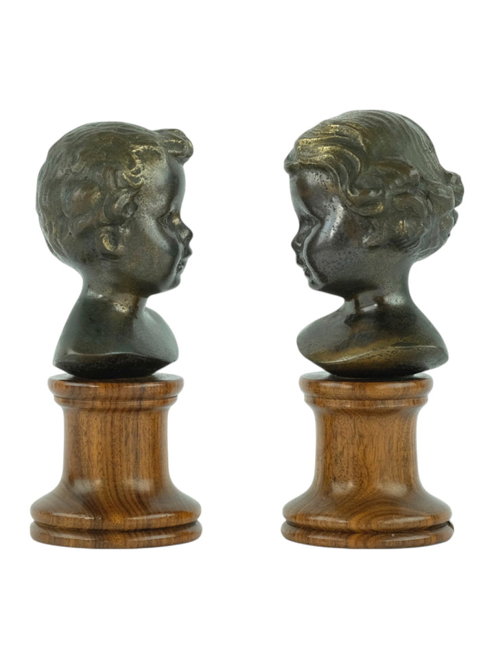 Ensemble de bustes anciens en bronze d'un garçon et d'une fille