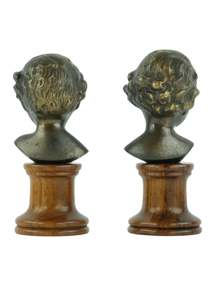 Ensemble de bustes anciens en bronze d'un garçon et d'une fille