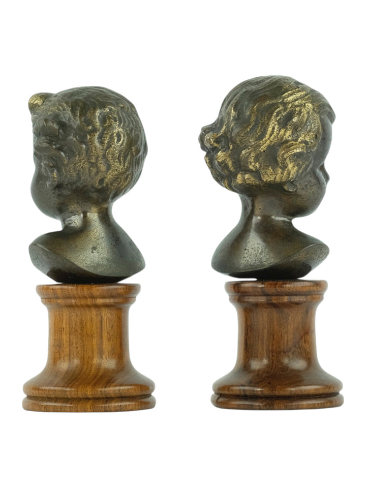 Ensemble de bustes anciens en bronze d'un garçon et d'une fille