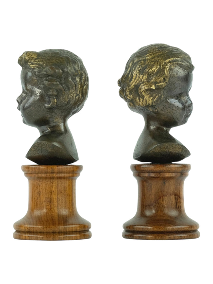 Ensemble de bustes anciens en bronze d'un garçon et d'une fille