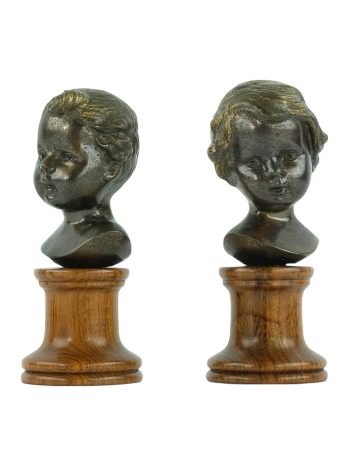 Ensemble de bustes anciens en bronze d'un garçon et d'une fille
