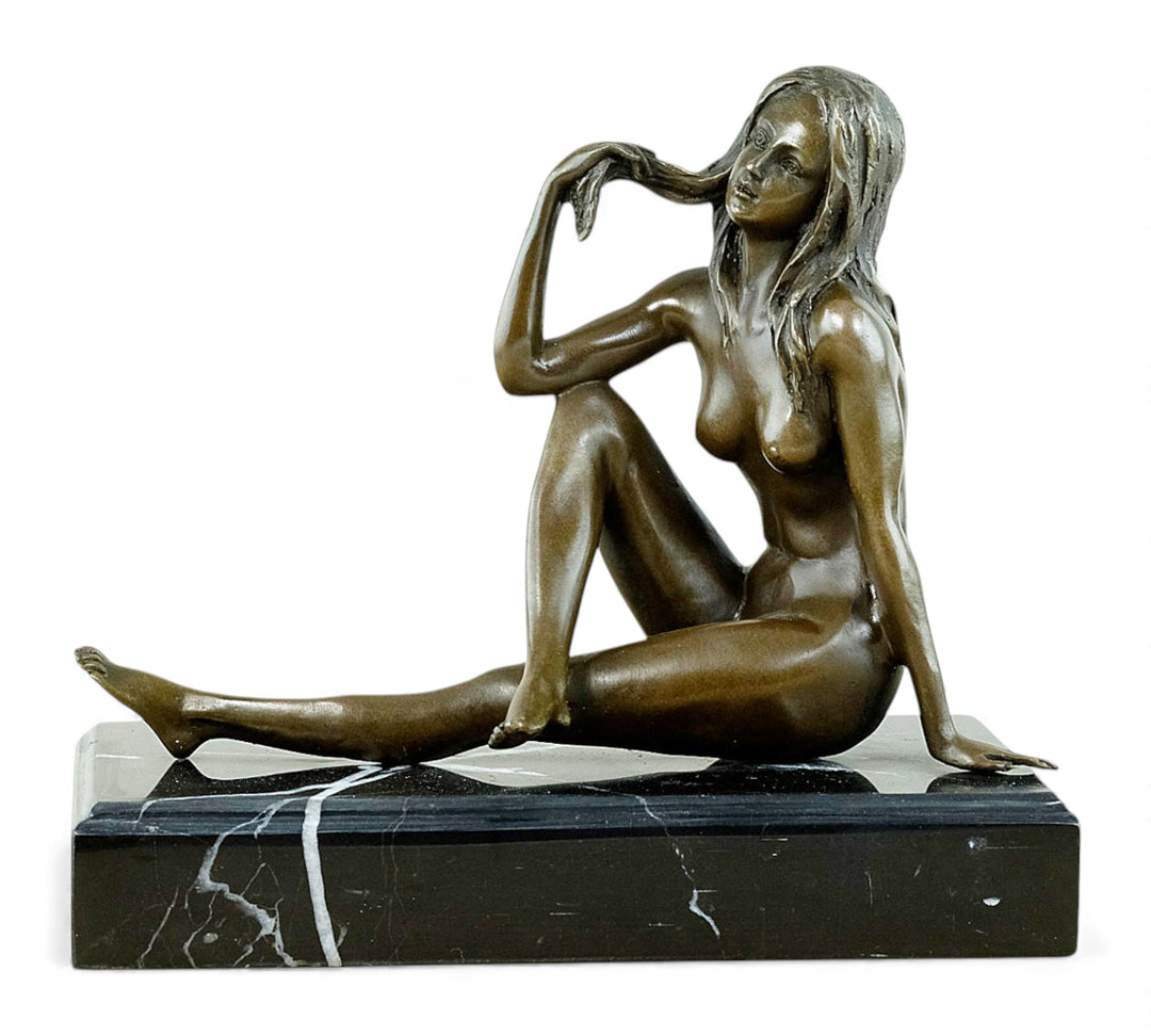 Escultura de bronce de una mujer desnuda coqueta