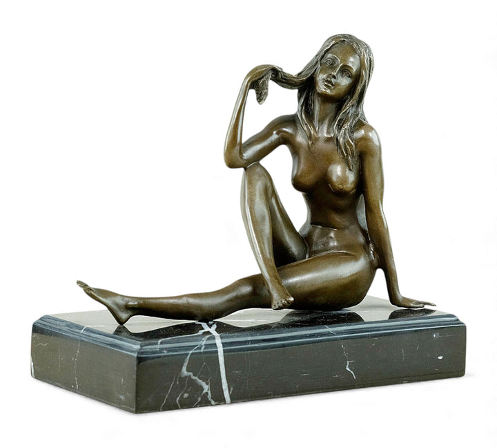 Escultura de bronce de una mujer desnuda coqueta