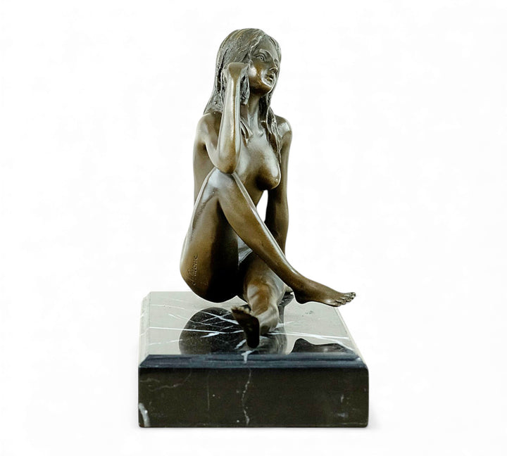 Escultura de bronce de una mujer desnuda coqueta