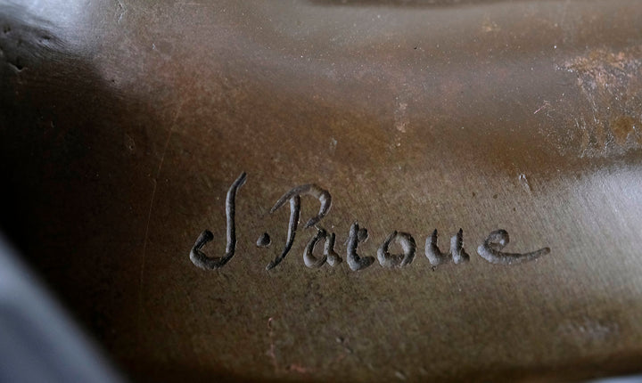 Escultura de bronce de una mujer desnuda coqueta