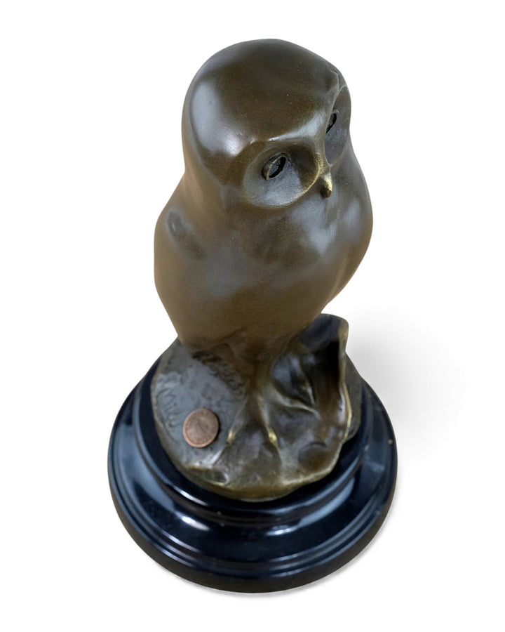 Bronzen beeld van een jonge uil