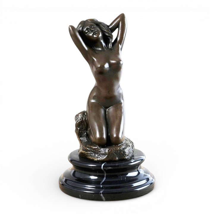 Sculpture en bronze d'une femme nue agenouillée et sensuelle