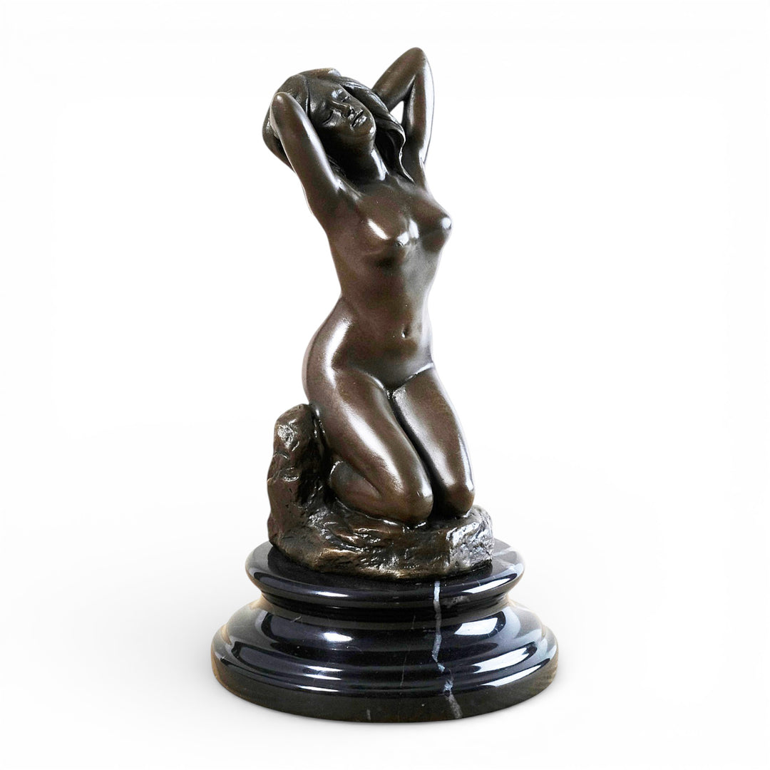 Sculpture en bronze d'une femme nue agenouillée et sensuelle