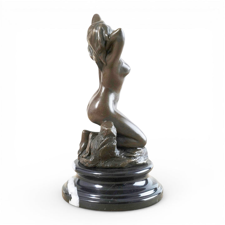 Sculpture en bronze d'une femme nue agenouillée et sensuelle
