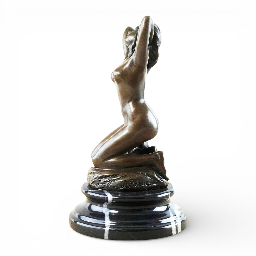 Sculpture en bronze d'une femme nue agenouillée et sensuelle