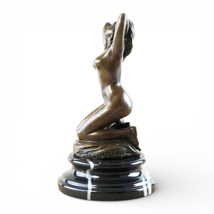 Sculpture en bronze d'une femme nue agenouillée et sensuelle