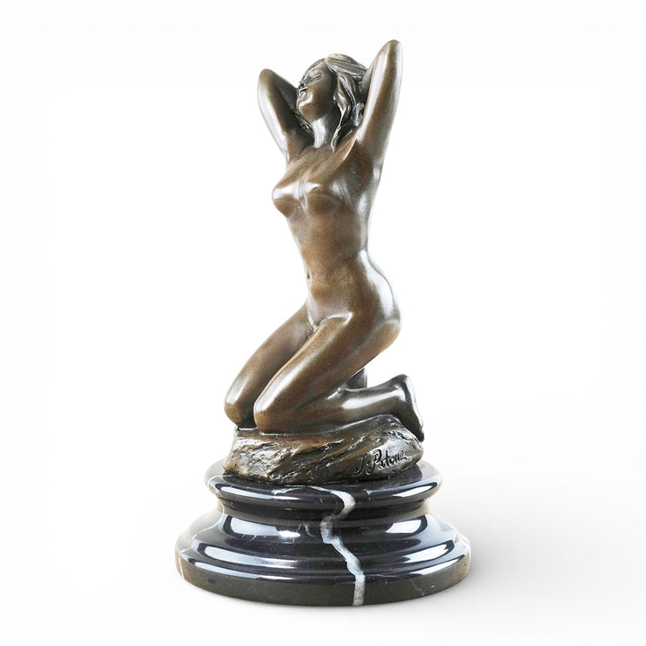 Sculpture en bronze d'une femme nue agenouillée et sensuelle