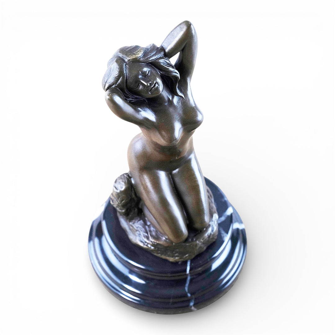 Sculpture en bronze d'une femme nue agenouillée et sensuelle