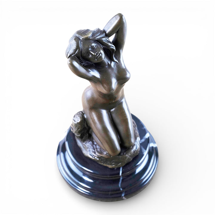 Sculpture en bronze d'une femme nue agenouillée et sensuelle
