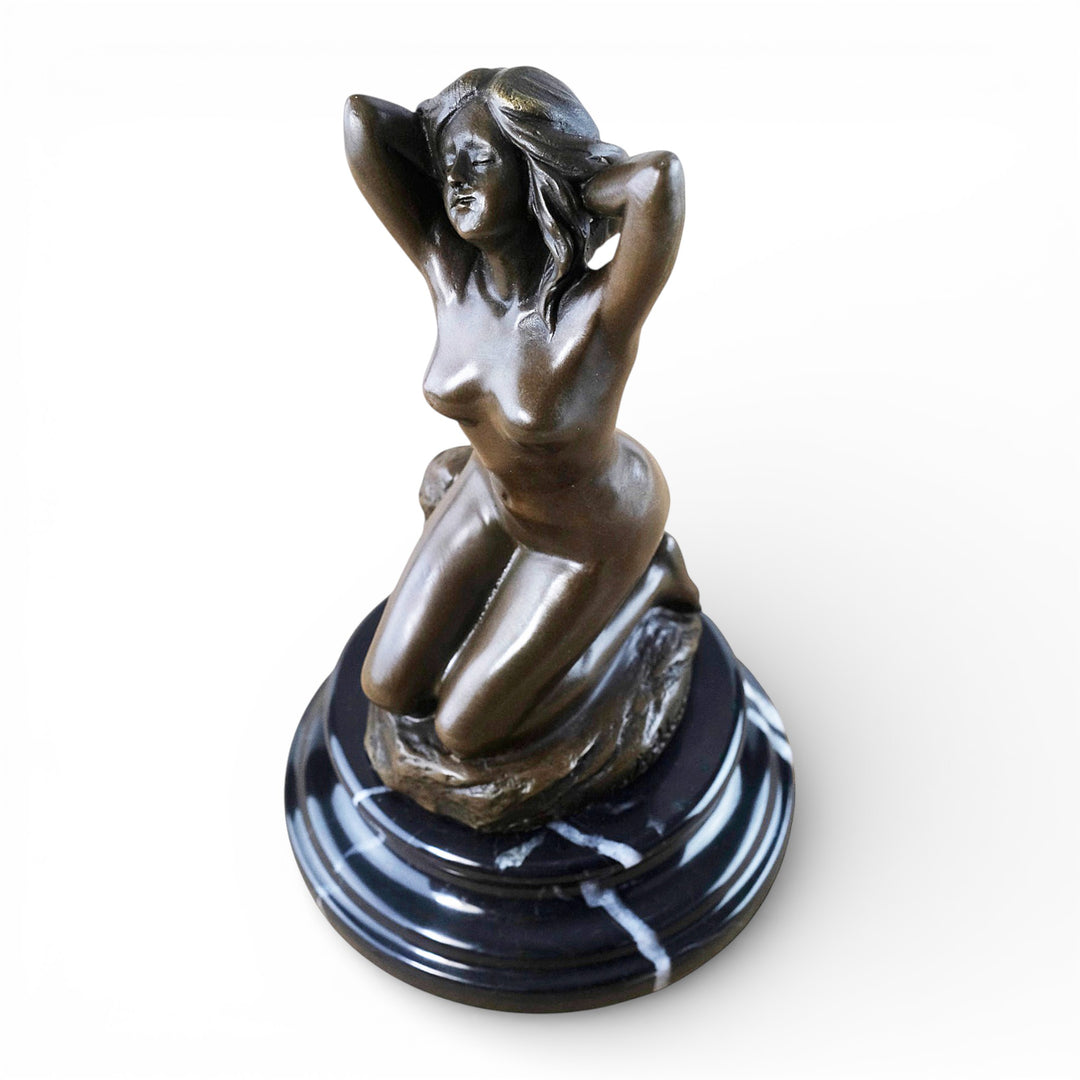 Sculpture en bronze d'une femme nue agenouillée et sensuelle