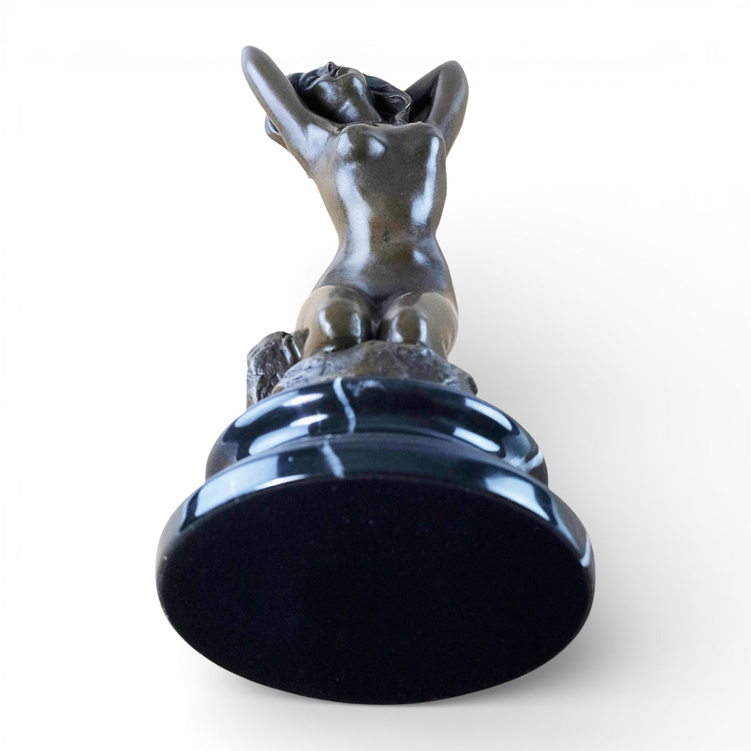 Sculpture en bronze d'une femme nue agenouillée et sensuelle