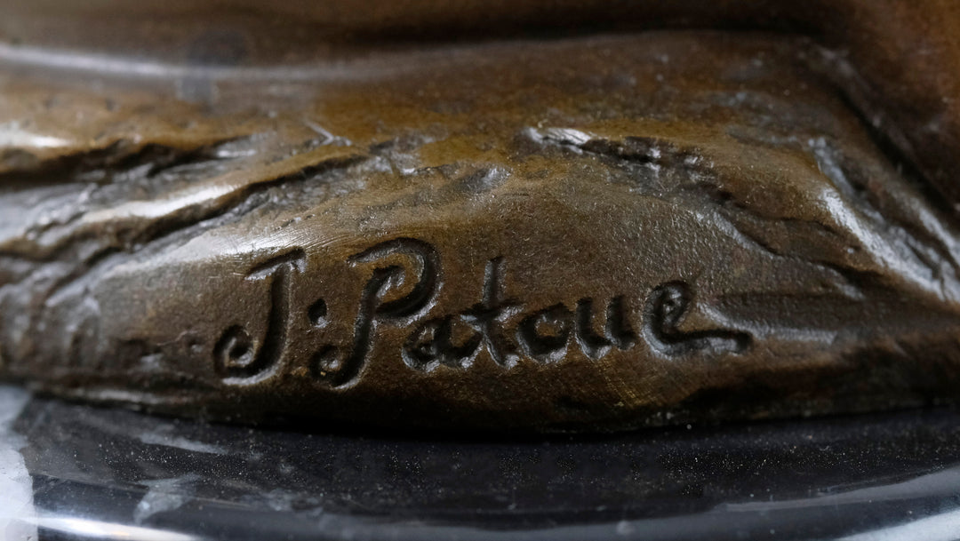 Sculpture en bronze d'une femme nue agenouillée et sensuelle