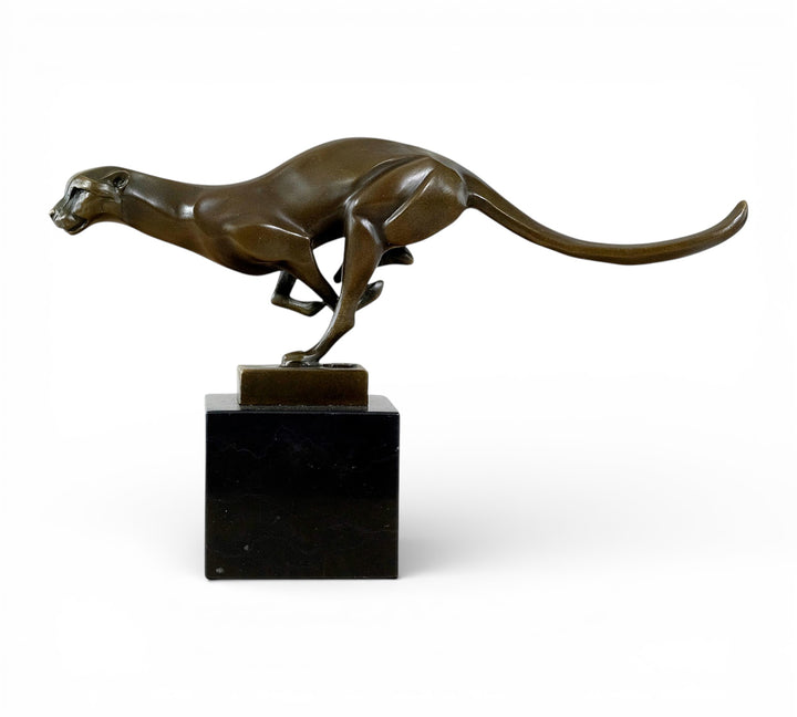 Escultura de bronce de un guepardo corriendo a toda velocidad