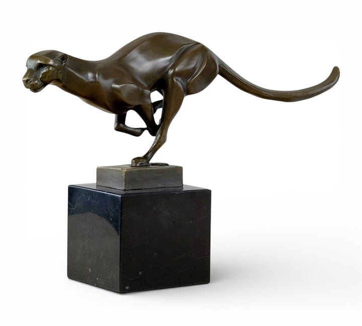 Escultura de bronce de un guepardo corriendo a toda velocidad