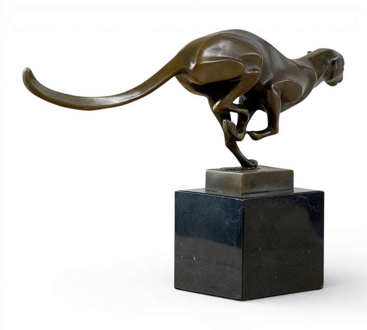 Escultura de bronce de un guepardo corriendo a toda velocidad