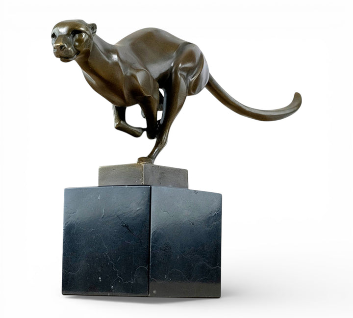 Escultura de bronce de un guepardo corriendo a toda velocidad
