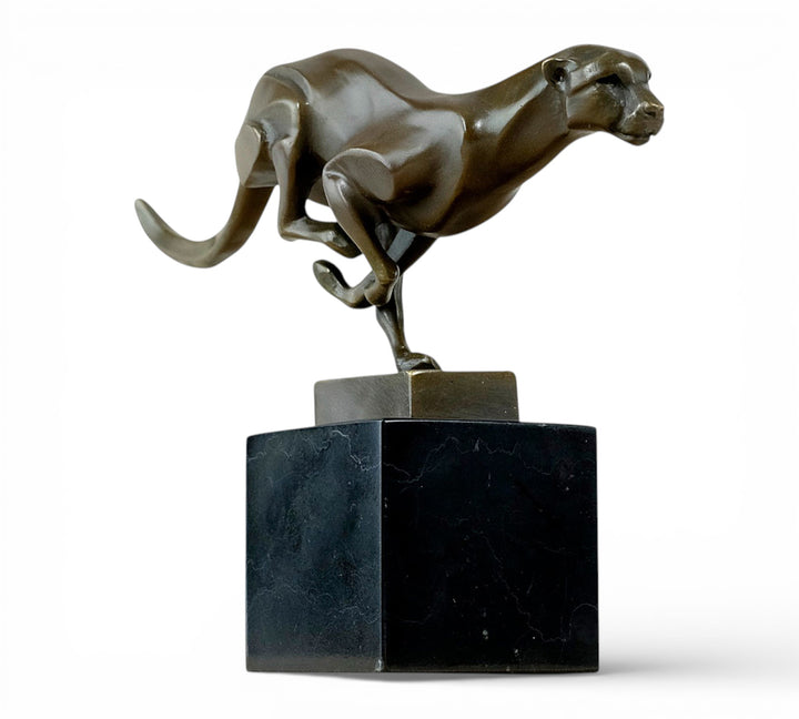 Escultura de bronce de un guepardo corriendo a toda velocidad