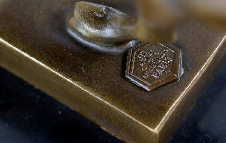 Escultura de bronce de un guepardo corriendo a toda velocidad