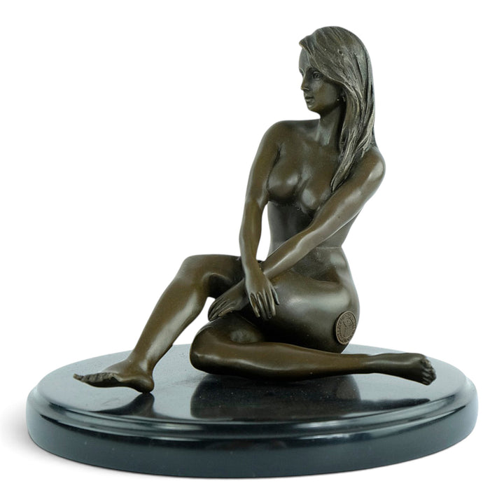Sculpture érotique en bronze d'un nu féminin assis